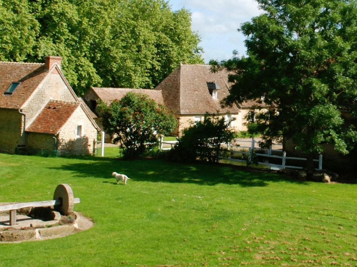 Gite Charmant Avec Piscine Chauffee, Tennis Et Jardin Pres De Beaumont-Sur-Sarthe - Fr-1-410-214 Vila Maresché Exterior foto