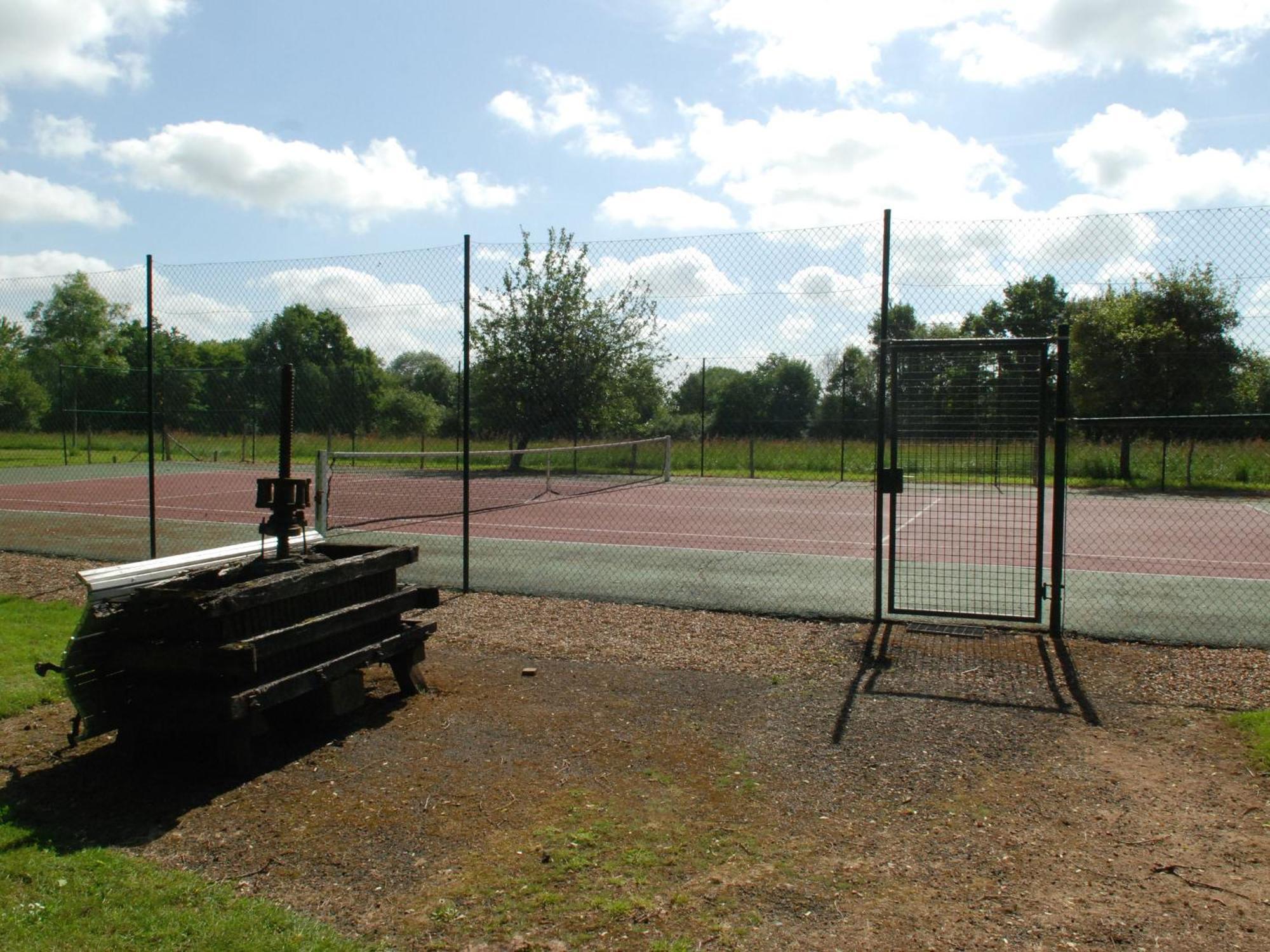 Gite Charmant Avec Piscine Chauffee, Tennis Et Jardin Pres De Beaumont-Sur-Sarthe - Fr-1-410-214 Vila Maresché Exterior foto